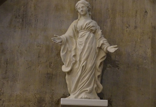 Statue de la Vierge au sourire restaurée